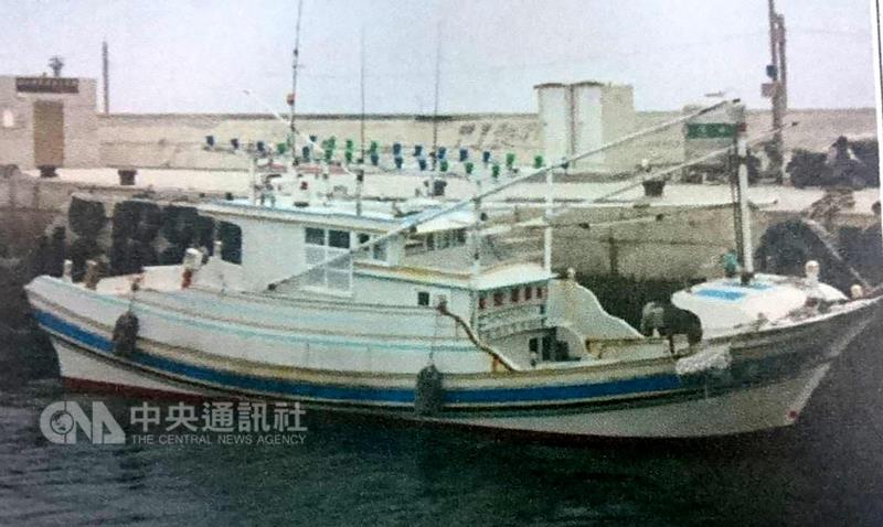 澎湖海巡隊接獲家屬通報，澎湖籍「新春億6號」漁船出海多日失聯未返，船上包括有顏姓船長和一名外籍船員。澎湖海面陣風高達11級，海巡目前派4艘艦艇在風浪中協尋。 圖 : 澎湖海巡隊/提供