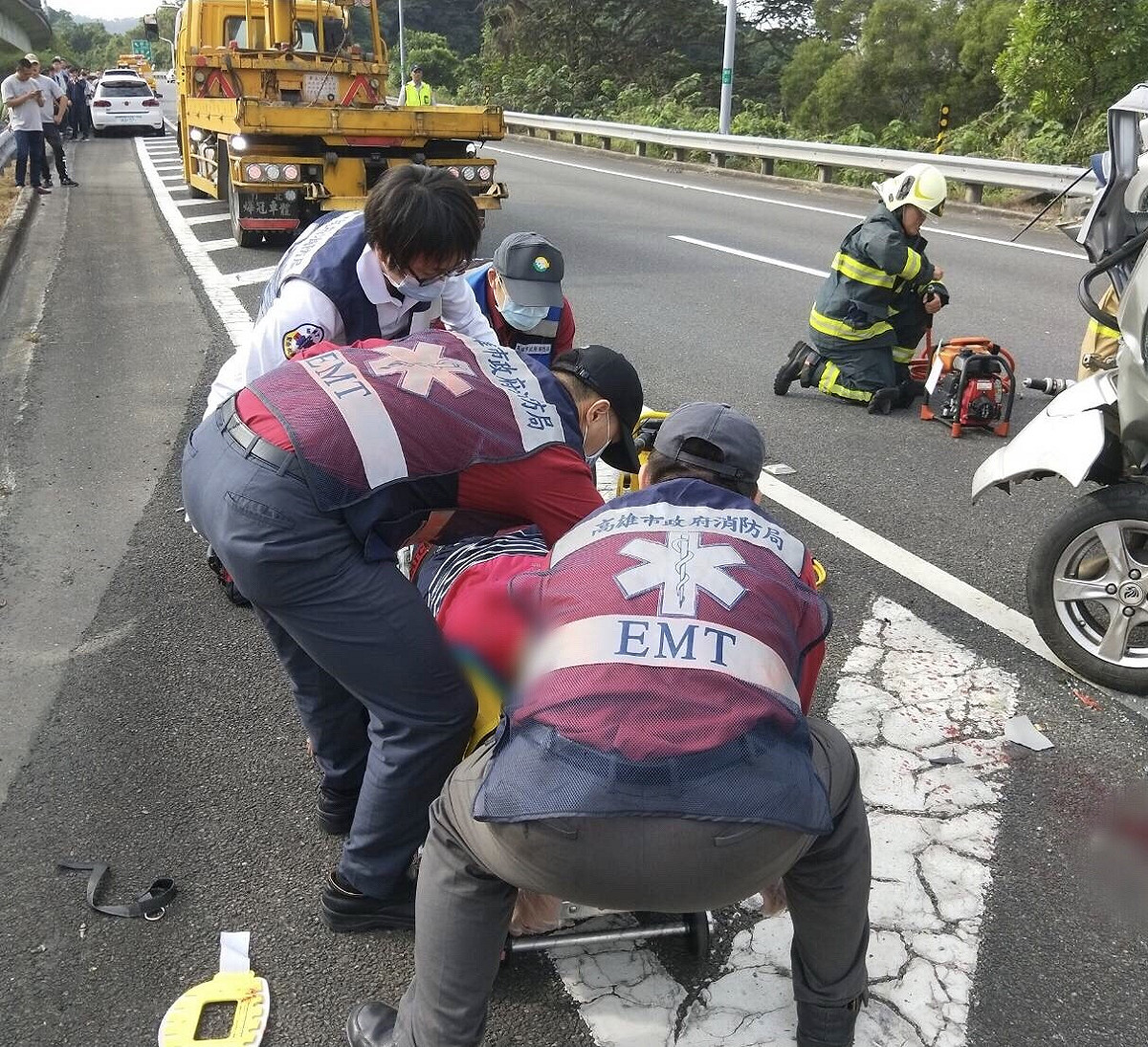 消防局出動9車19人將受困民眾救出並通知台南市消防局支援救護車，4名傷患由救護車送醫，四名乘客最後仍急救失敗。 圖片：高雄市消防局/提供