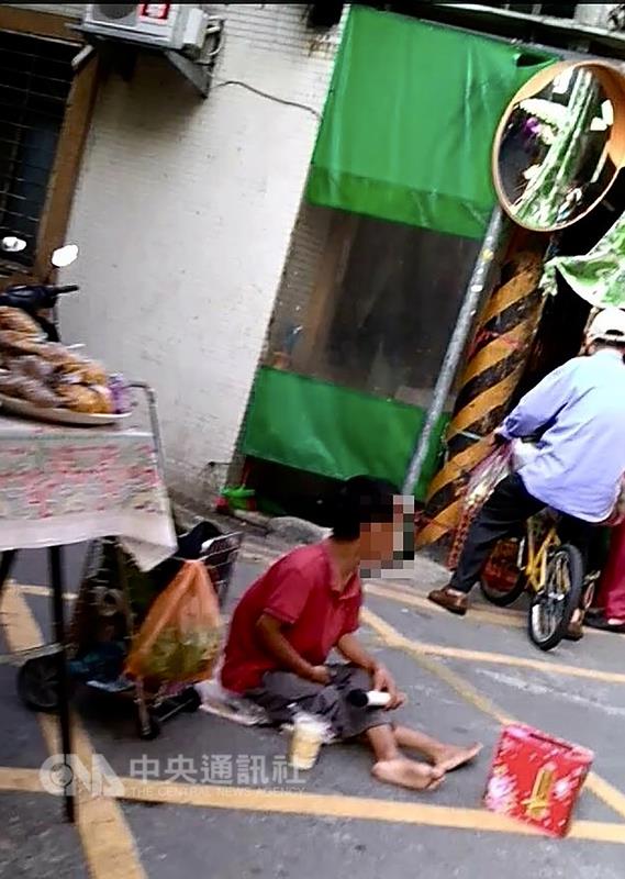 新北市政府警察局土城分局19日表示，31歲中國籍唐姓男子因喜歡台灣的人文風景逾期滯留，並在台灣各傳統市場擺攤賣唱。土城警方進行犯罪宣導時，發現唐男並依法送往移民署專勤隊收容。 圖 : 中央社/提供