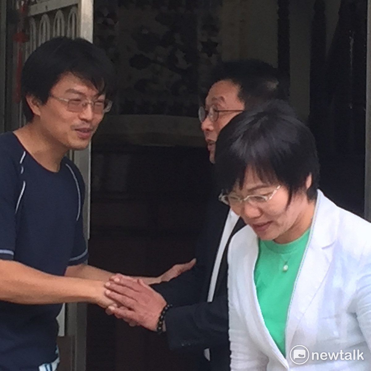 今（19）日凌晨00:01，因胰臟癌病逝的前農民立委戴振耀，靈堂設在戴振耀高雄橋頭區白樹村的住家，民進黨立委劉世芳許智傑、李昆澤，早上親赴戴振耀靈堂前追恩，戴振耀長子戴乃聖靈堂前答禮。 圖 : 陳奕/攝