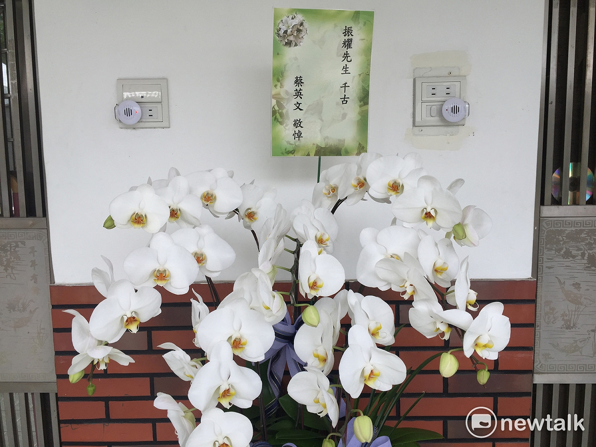 今（19）日凌晨00:01，因胰臟癌病逝的前農民立委戴振耀，靈堂設在戴振耀高雄橋頭區白樹村的住家，一早總統蔡英文的悼唁花籃已送抵靈堂前。 圖 : 陳奕/攝