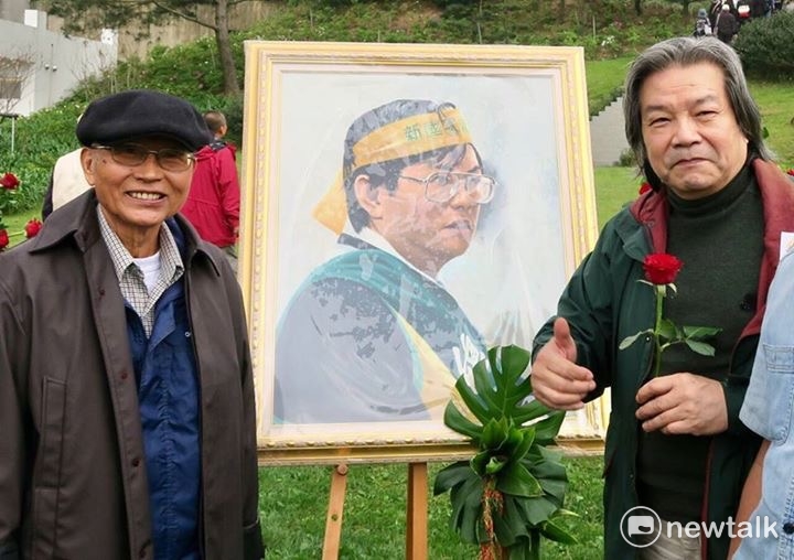 戴振耀於今年初鄭南榕逝世30年紀念日北上追，並與今年5月也因心肌梗塞，猝逝的蔡有全合影。 圖：攝影家邱萬興提供