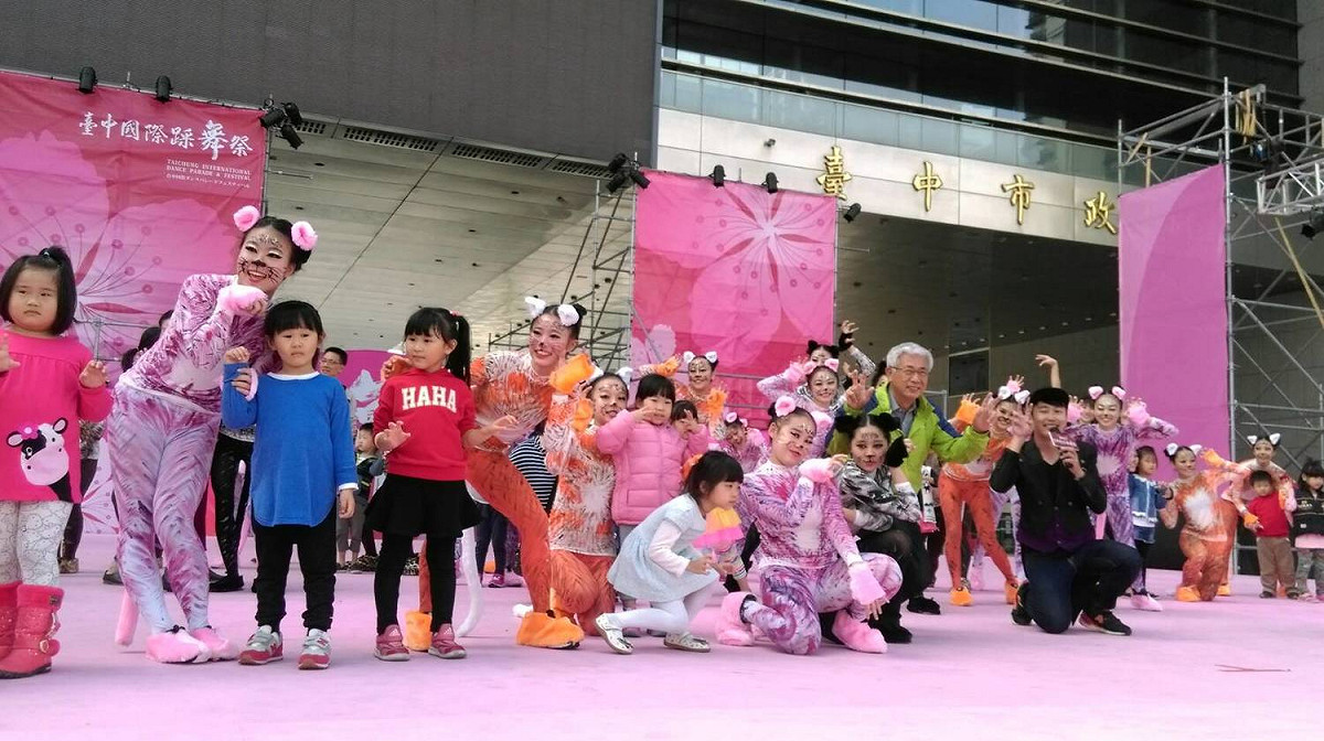 為期三天的台中國際踩舞祭，19日閉幕。臺中市觀旅局長陳盛山，在踩舞祭活動中，帶領著裝扮成貓咪的華岡藝校同學們，陳盛山還與民眾一起上舞台，活潑地扮演成貓兒，彷彿在繽紛的花叢中嬉戲開始跳舞！ 圖：臺中市政府／提供