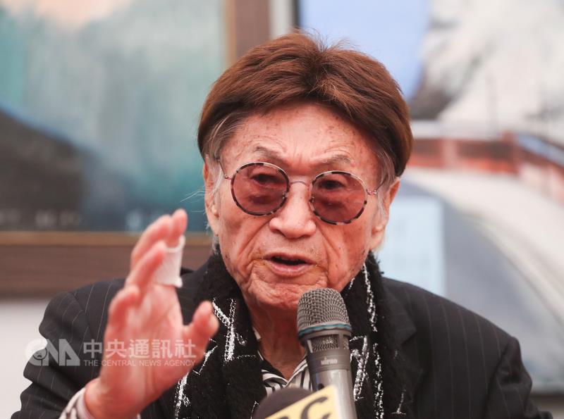 前體育主播傅達仁罹患癌症末期，遠赴瑞士取得安樂死機構「尊嚴（Dignitas）」通關許可，19日在台北信義新光三越現身說法，表示將持續在台灣推動安樂死立法。 圖 : 中央社