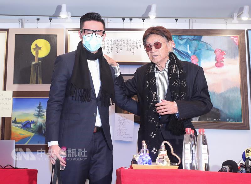 84歲的前體育主播傅達仁（右）因罹患胰臟癌末期，遠赴瑞士取得安樂死機構「尊嚴」通關許可，19日由兒子傅俊豪（左）陪同在台北與媒體見面，分享赴瑞士之旅的心路歷程。 圖 : 中央社