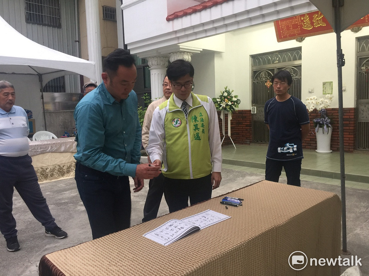 立委陳其邁、高市議員陳政聞志靈堂悼戴振耀。 圖 : 陳奕/攝