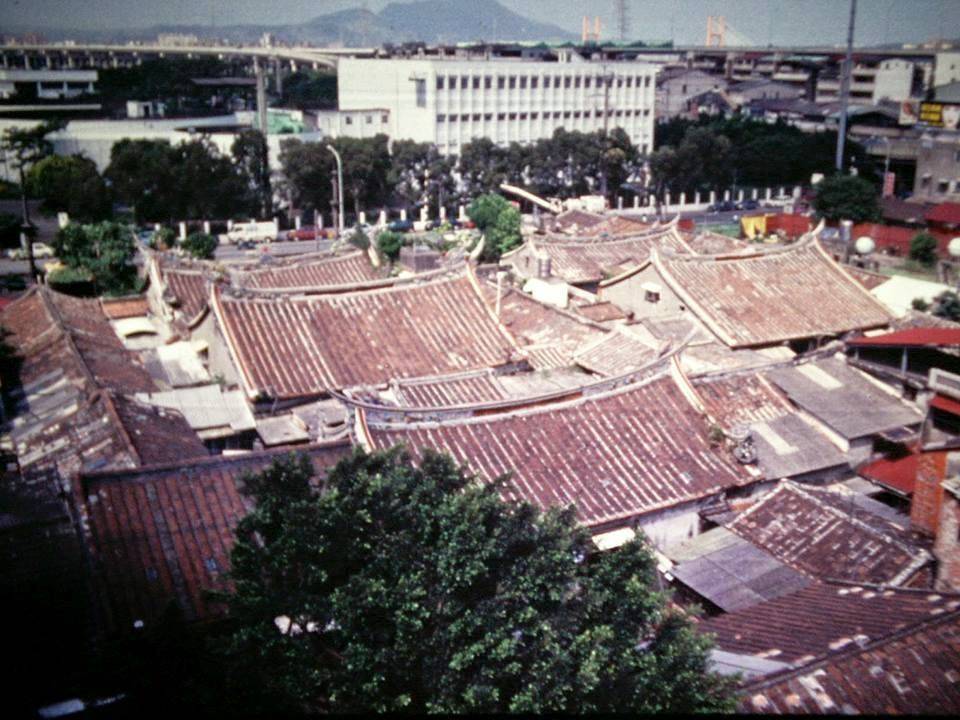 建於西元1807年(清嘉慶十二年)，至今已有210年的歷史，由兩座閩南四合院雙拼構成，縱深有五進之多，是台北市內現存規模最大的古民居之一。 圖：陳悅記家族／提供