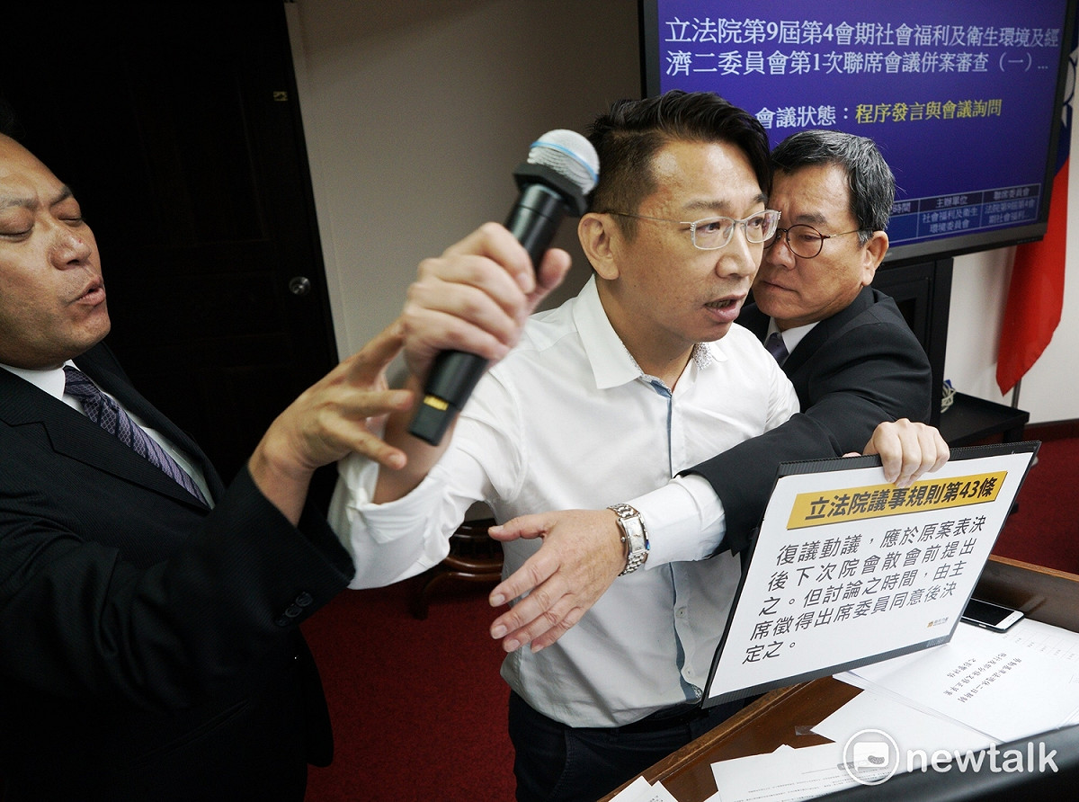 民進黨立委陳明文、蘇震清欲搶時代力量立委徐永明麥克風。 圖：張良一／攝