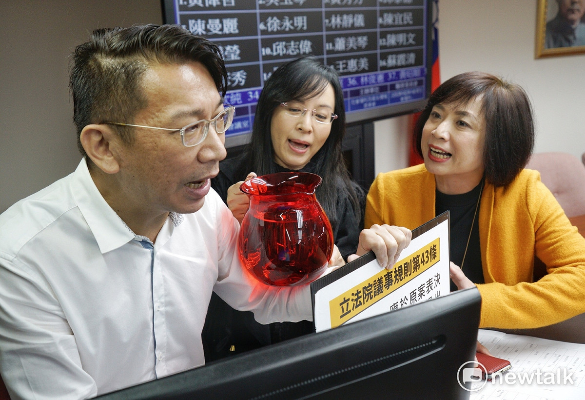 民進黨立委陳瑩、何欣純拿水瓶請霸佔發言台一個多小時的徐永明喝口水！ 圖：張良一／攝
