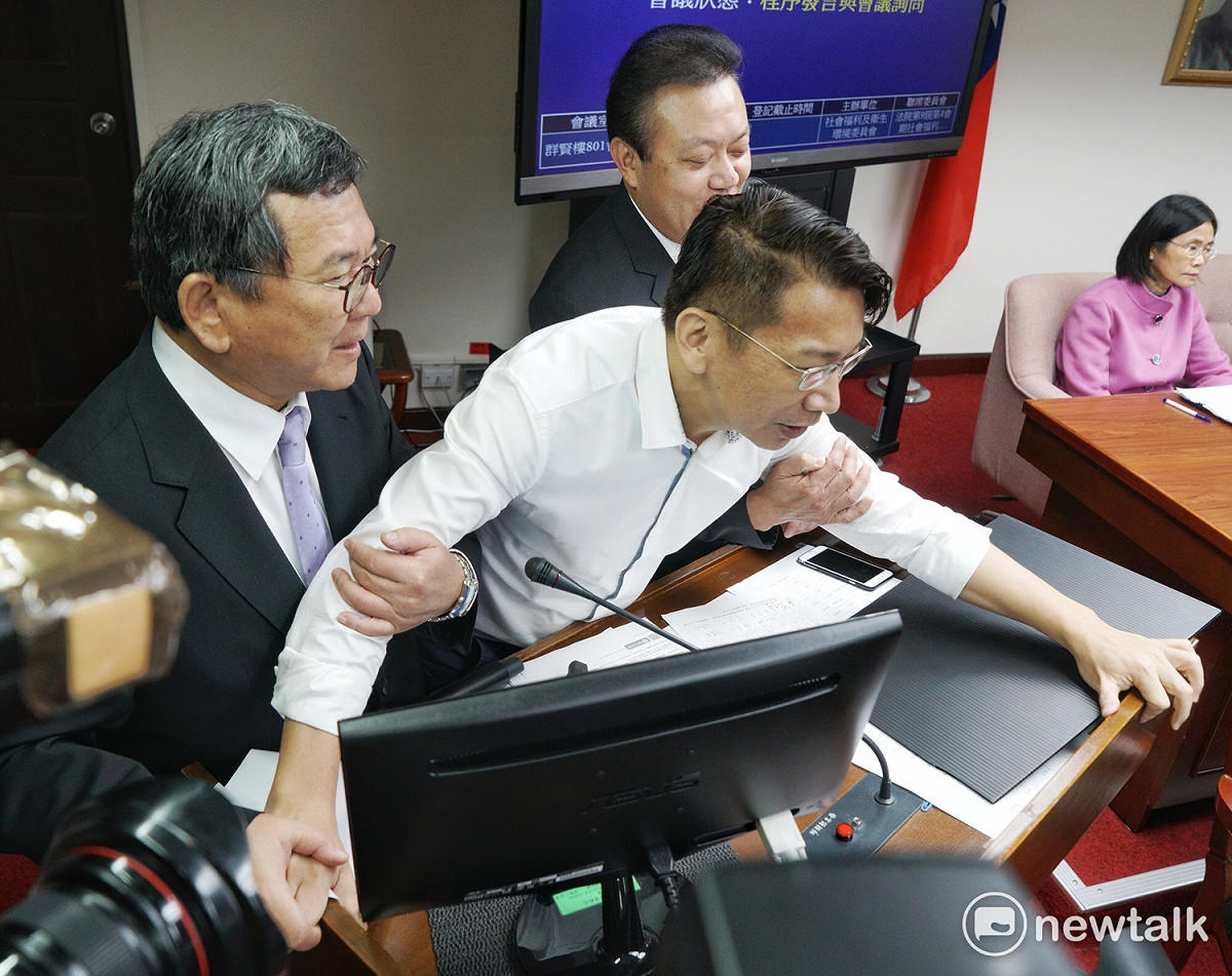 民進黨立委陳明文、蘇震清欲架離時代力量立委徐永明。 圖：張良一／攝