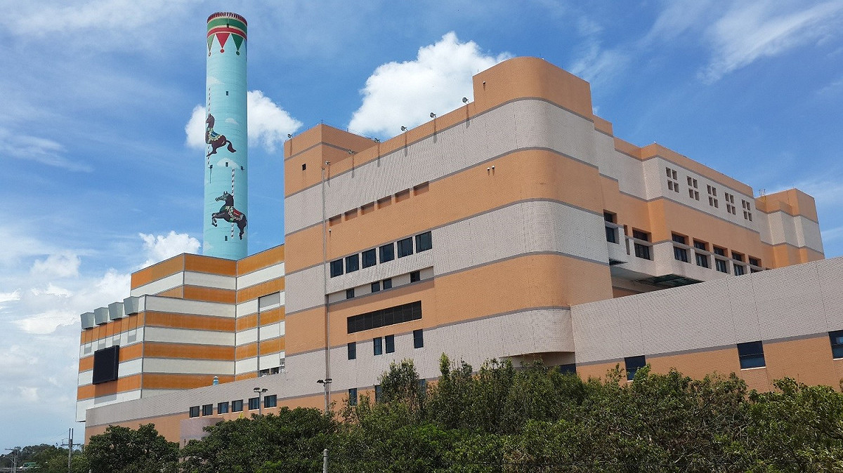 后里焚化廠明年的回饋金將比今年減少７千多萬元，引發當地民眾不滿，台中市議員陳本添與各里里長今 (20) 天上午在后里區公所拉白布條抗議，懷疑市府有黑箱作業之嫌。 圖 : 台中市政府提供