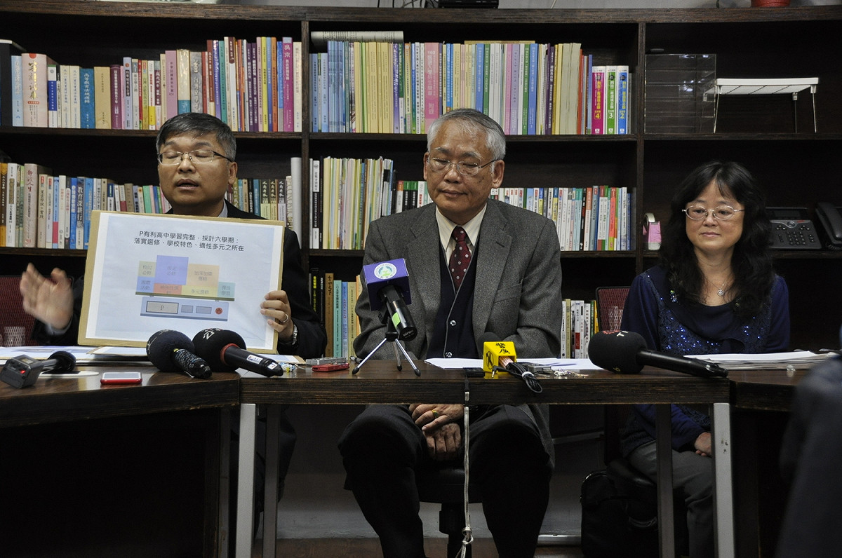 大學招聯會今天針對107、108學年度大學多元入學管道的新變革作說明，招聯會執行秘書、清大教務長戴念華（圖中）強調，107學年度學測採由5科調降為4科、108學年度起學測改為「選科」 圖:陳香蘭／攝