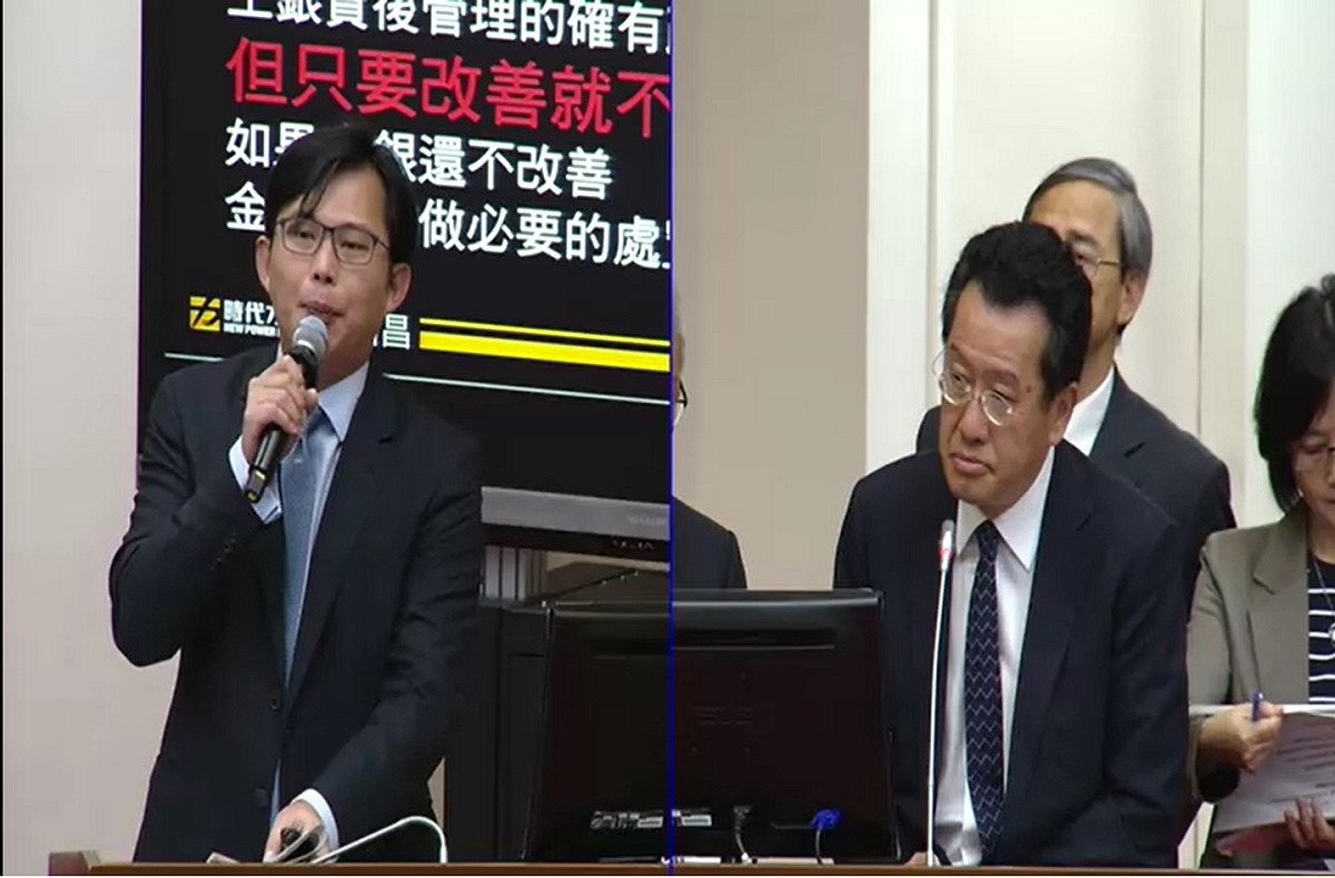 黃國昌追問，何時會開罰相關違失銀行?顧立雄則表示，已經進行當中， 也在執行相關程序。但黃國昌也強調，希望年底前就能出爐，否則外界會對金管會很失望。 圖：取自立法院直播（資料照片）