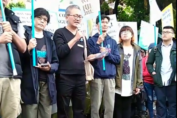同志諮詢熱線理事喀飛(中)痛批蔡英文當選時曾說執政態度應謙卑、謙卑再謙卑，「民進黨的謙卑若只用在資本家身上，台灣人為何還要這樣的民進黨？」 圖：取自台灣國際勞工協會臉書影片