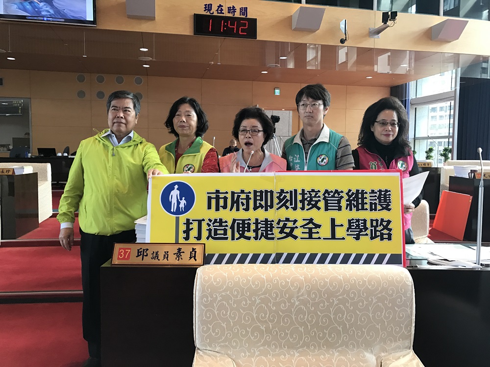 多位民進黨市議員要求市府立即接管公館路便道。 圖 : 台中市議員邱素貞/提供