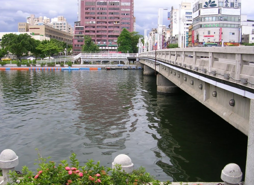 七賢橋橋面與河面距離過近，致使貢多拉船無法穿越至上游，高雄市長陳菊表示，審慎評估之後將改建提高。 圖：翻攝高雄旅遊網