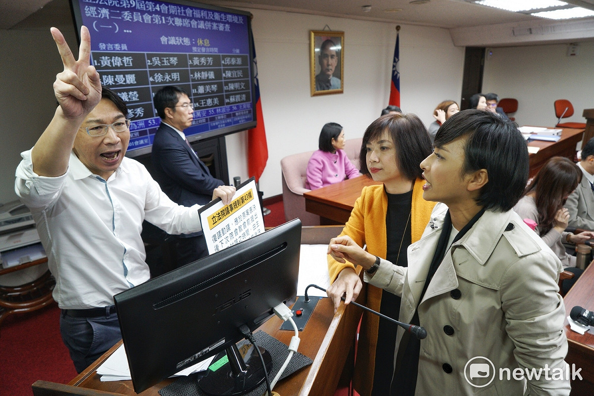 邱議瑩竟嗆徐永明說「你們太陽花已經崩潰了」，讓網友非常不滿，翻出邱當年的臉書貼文，批她沾光太陽花學運的成果，沒利用價值就一腳踢開。 圖：張良一／攝