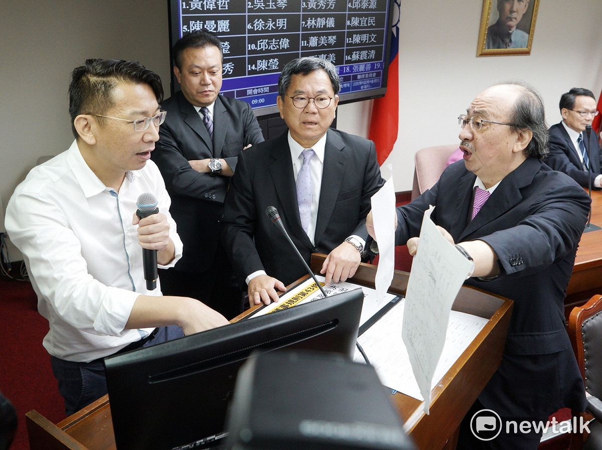 立法院衛環委員會今天審理一例一休勞基法部分條文修正草案，時代力量黨團總召徐永明不滿還在復議期，不能排案審查，至今，霸佔主席台超過八小時。 圖：張良一／攝