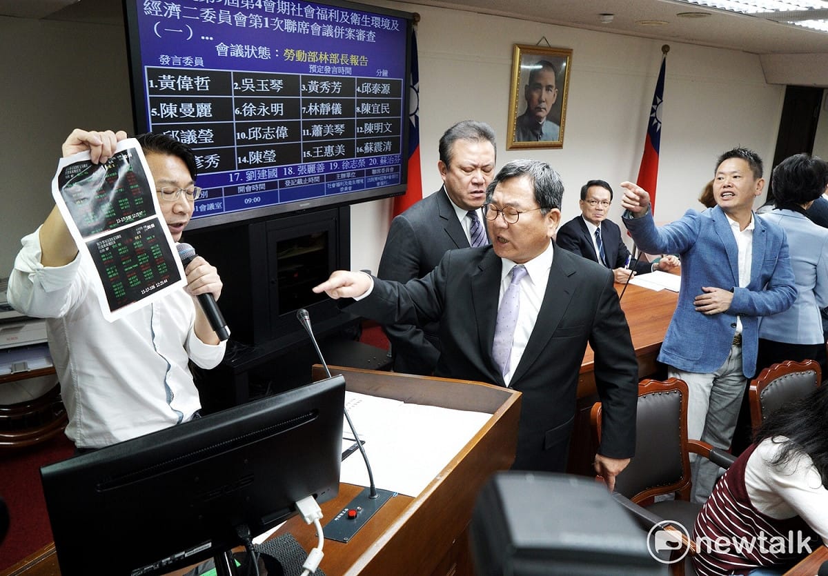 徐永明表示，「勞動基準法」修正草案一讀後付委審查，復議期還沒有過，民進黨黨團60位立委，有2位立委未簽署不復議同意書，今天會議違法，復議期過了才可以開會。 圖：張良一／攝