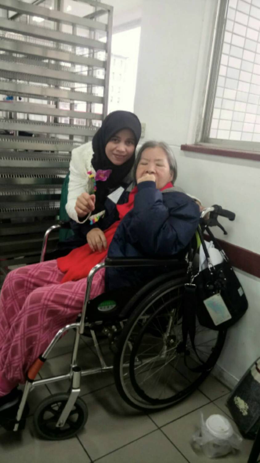 全勤出席的阿婷，十週的課程都推著輪椅上的阿嬤一起來上，她說自己幾乎不能休假，但為了爭取難得的學習機會，她只能徵求雇主同意帶著阿嬤來上課。 圖 : 台灣外籍工作者發展協會/提供