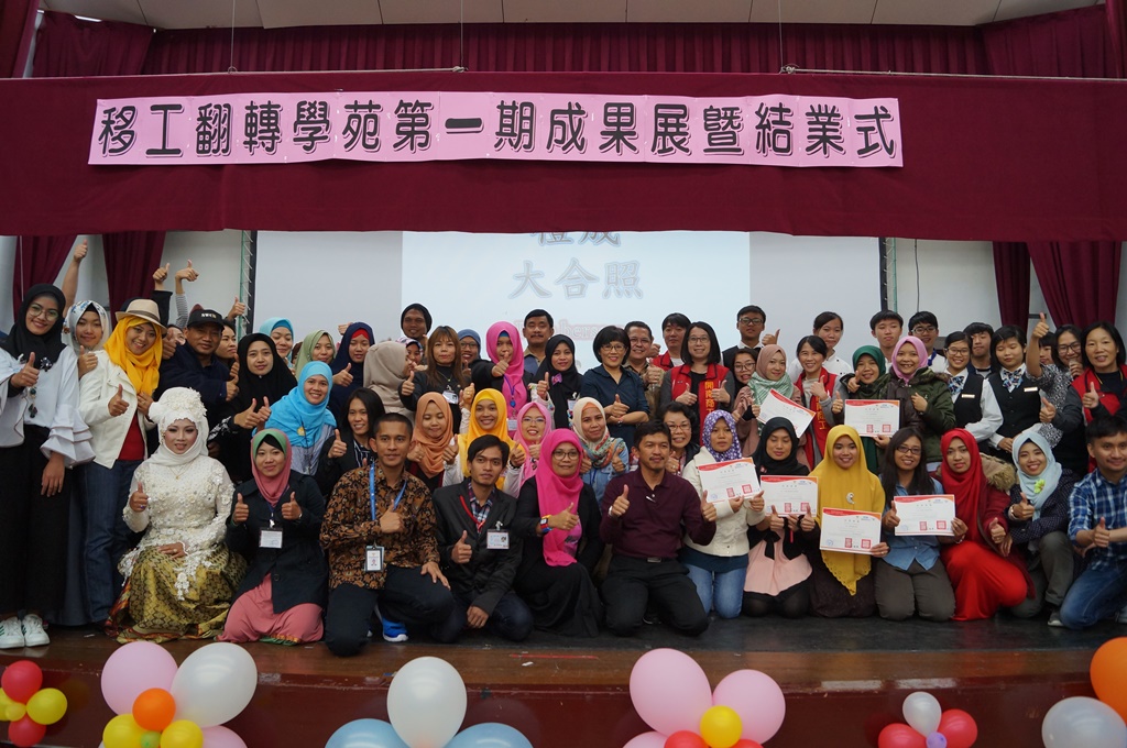 為提供在台灣的移工利用假日學習專業技能，台灣外籍工作者發展協會與台北市開南商工合辦「移工翻轉學苑」，駐台北印尼經濟貿易代表處特別支持40多位印尼移工參加烘焙及電子商務課程。 圖 : 台灣外籍工作者發展協會/提供