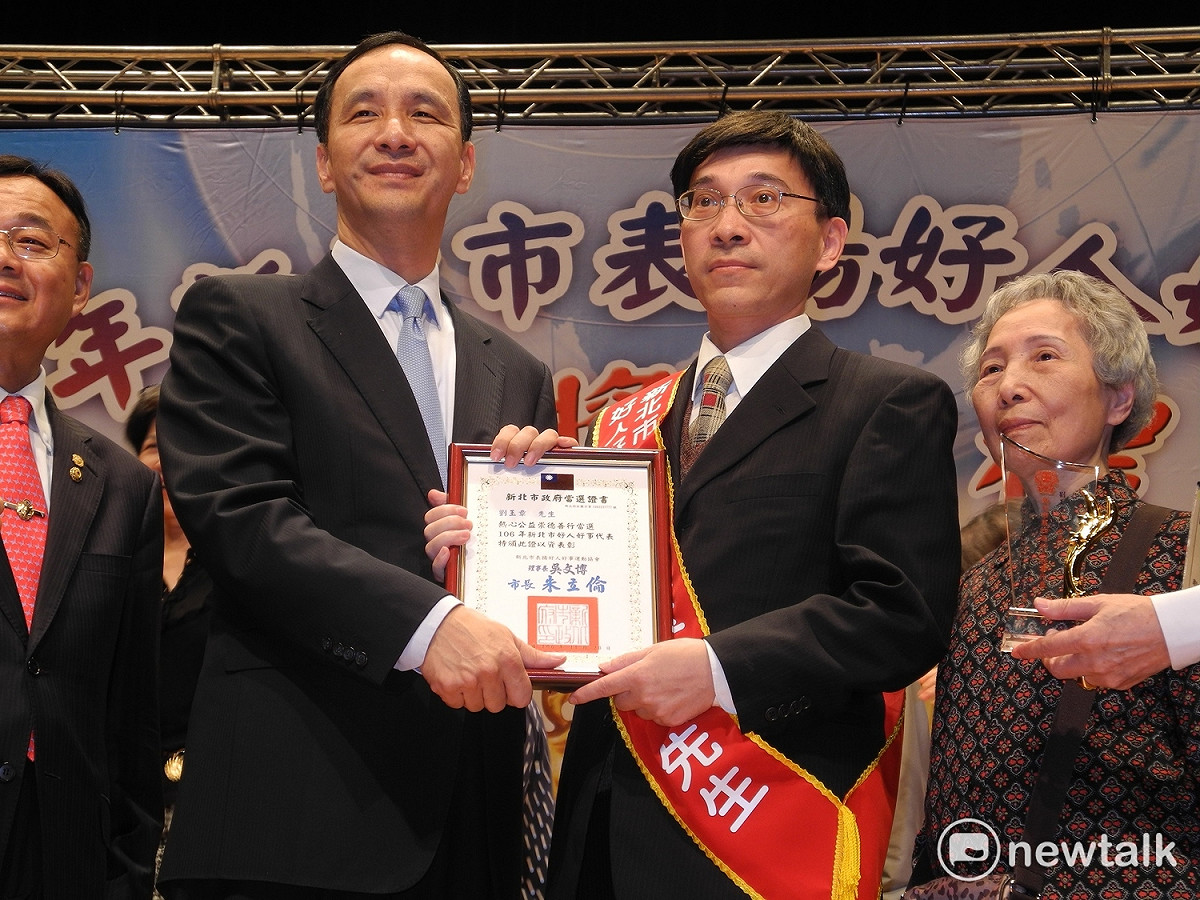 55歲的新北市財政局科員劉玉章曾任銀行經理，為行善而散盡家財後，前年考回公職繼續行善。 圖：王峻昌/攝