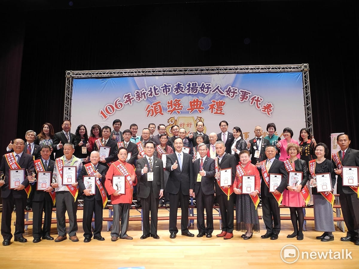 106年「新北市好人好事代表表揚活動」今（20）日在新北市府登場，市長朱立倫逐一表揚18位獲獎者，並與他們及親友合影。 圖：王峻昌/攝