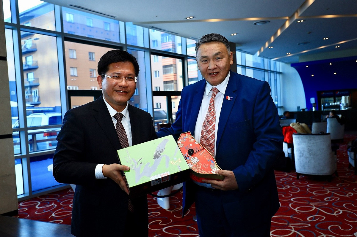 林佳龍致贈紀念品予烏布蘇省省長。 圖 : 台中市政府/提供