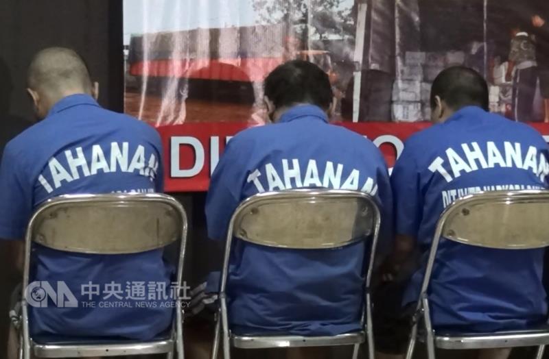印尼政府大力掃蕩毒品犯罪，根據印尼官方資料，目前共有11名台灣毒犯在印尼被判死刑。圖為印尼毒犯被帶上記者會。資料照片。 圖 : 中央社/提供