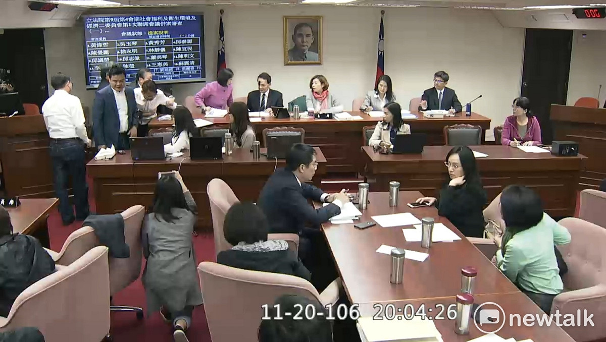 時力黨團總召徐永明上午9點程序發言後，為抗議程序不完備，持續霸佔發言台，直到晚間8點4分被民進黨立委陳明文、蘇震清強行架離。 圖：翻拍立法院直播