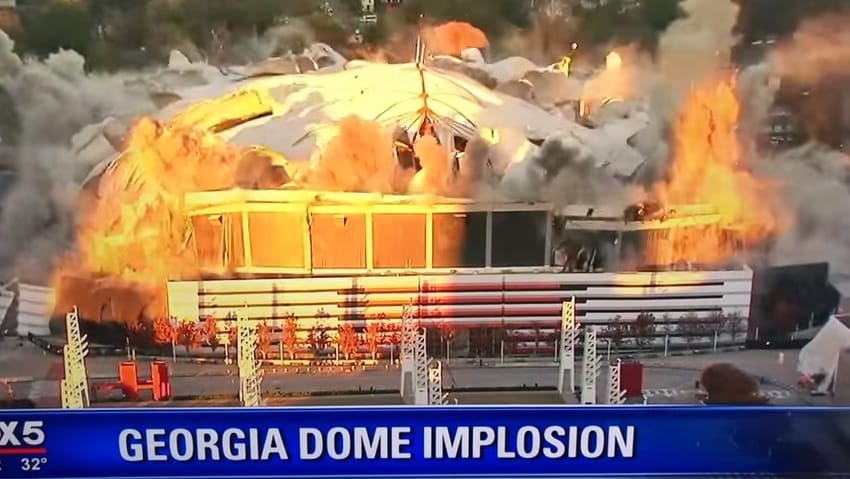 1996年美國亞特蘭大奧運主場館喬治亞巨蛋（Georgia Dome），20日以近2250公斤炸藥從內部爆破拆除。 圖：翻攝youtube
