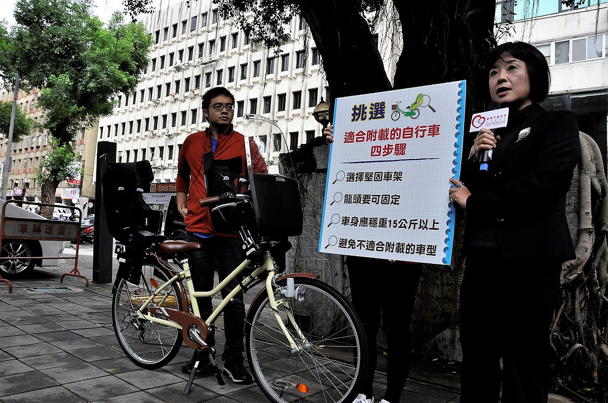 現行規定自行車不能載人，交通部準備修法同意自行車附載六歲以上孩童， 靖 娟基金會執行長林月琴（圖右）表示，現有的路況與載具，都讓媽媽們很緊張。 圖:陳香蘭／攝