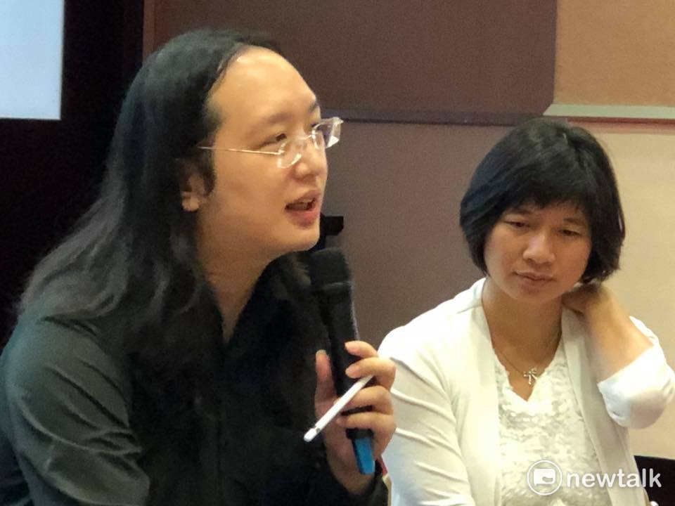 政委唐鳳（左）今（21）天上午與媒體茶敘時，一再被追問有關鞭刑相關提案。右為台中市副市長林依瑩。 圖：謝莉慧/攝