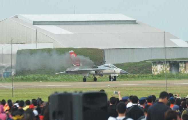 新竹空軍基地21日舉行開放預演活動，編號1428的IDF經國號戰機完成性能展示表演後落地，卻突然冒出陣陣黑煙。 圖：中央社／提供