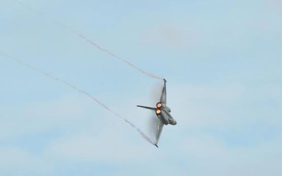 新竹空軍基地21日舉行開放預演活動，編號1428的IDF經國號戰機完成性能展示表演後落地，卻突然冒出陣陣黑煙。 圖：中央社／提供
