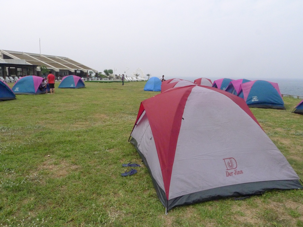 為了遏止露營亂象及糾紛，「屏東縣露營場地管理作業要點」也會告知業者申請場地的注意事項，包含基本的露營區基礎設施介紹、收費標準、設備、簡易消防設施、廢水處理、衛生器具及衛生安全人員，期待未來的露營環境可以更安全且更友善。（圖為沙碼基度假區露營區） 圖：屏東縣政府／提供