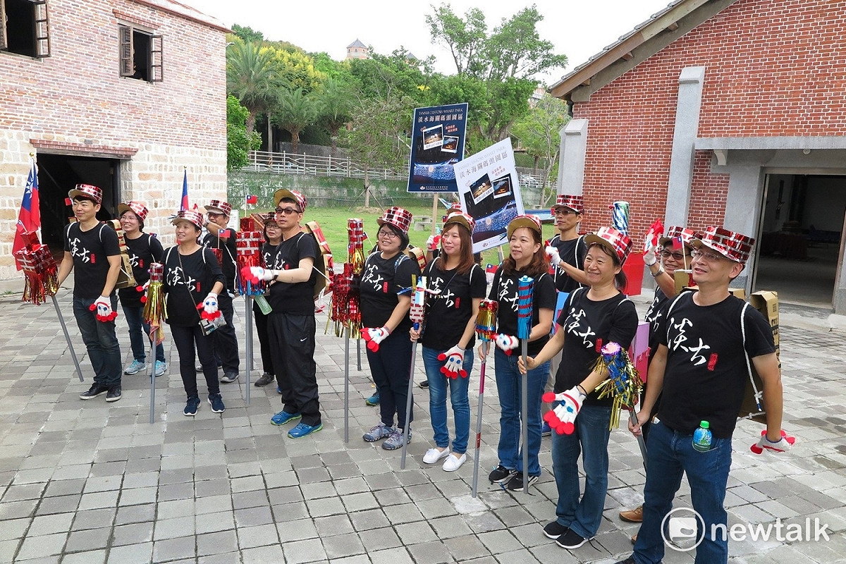 吳峻毅(右一)積極參與淡水在地活動，圖為2017淡水環境藝術節藝術踩街。 圖 :  新北市立淡水古蹟博物館/提供