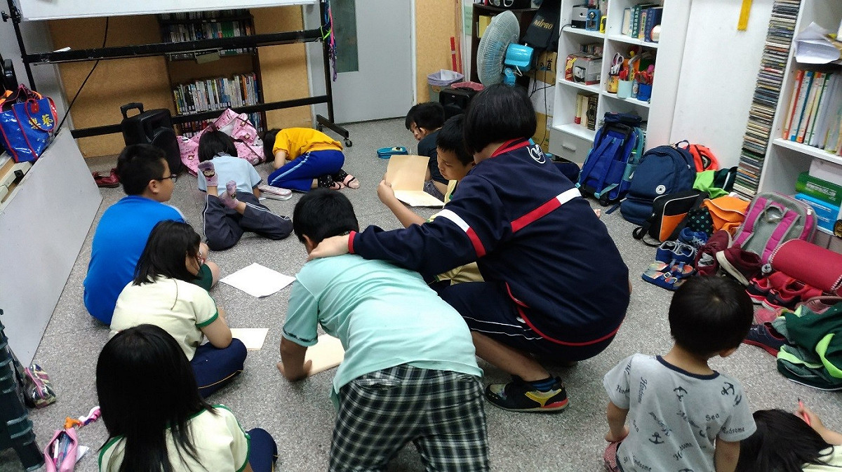 教育部自97年9月起，推動「夜光天使點燈專案」計畫，已達15萬8082名孩童受益。 圖:教育部／提供