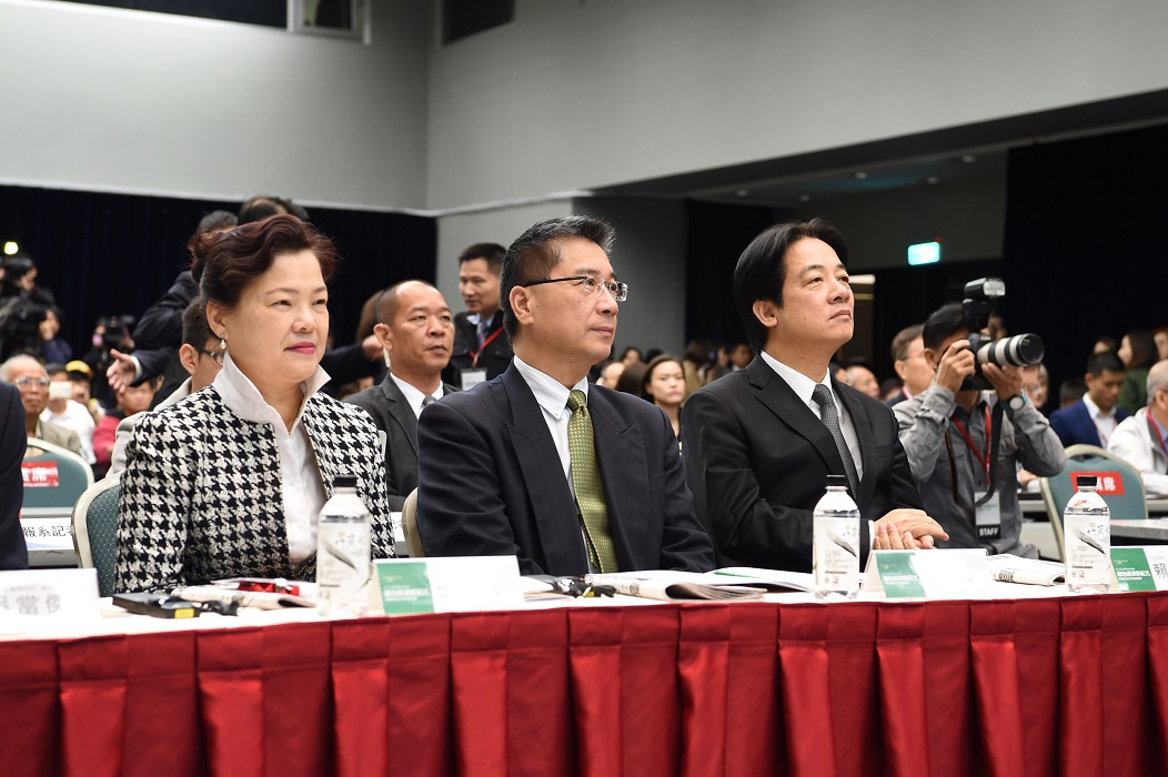 行政院長賴清德表示，再生能源不是只有太陽能跟風力，政府也會注重生質能源與地熱等再生能源的開發。 圖：行政院/提供