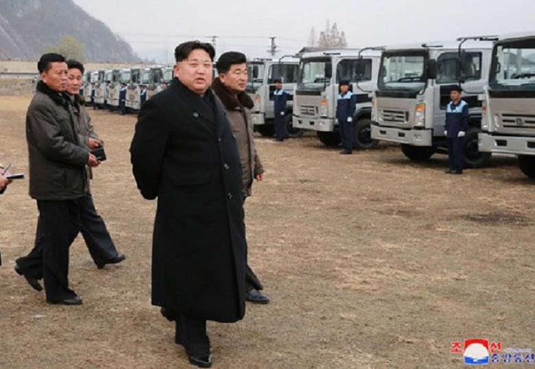 北韓領導人金正恩是否與中國特使宋濤會面至今成謎。圖為金正恩視察汽車廠。 圖：翻攝朝中社