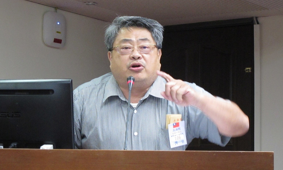 彰化縣小英後援會榮譽總會長蕭明仁22日出席立院公聽會發言時直說，台灣那裡有勞工過勞死？ 圖：林朝億/攝