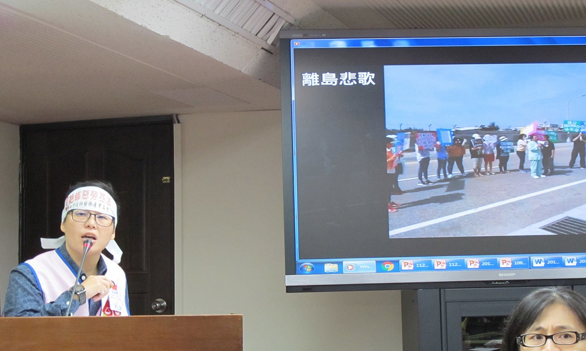 台灣護師產業工會理事長陳玉鳳22出席立院公聽會時說明醫護人員血汗工作情形。 圖：林朝億/攝