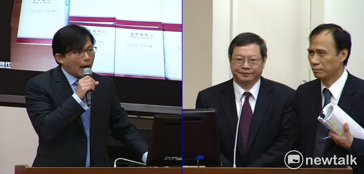 獵雷艦慶富聯貸弊案案情愈演愈烈，時代力量立委黃國昌今天上午質詢時痛批，日前交來的七大冊後後資料中，其中關於慶富獵雷艦聯貸的徵信報告卻只有幾頁摘要，質疑是故意隱匿，還是沒有做徵信。 圖：翻拍自立法院直播