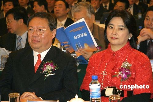 何志平(左)的太太胡慧中(右)現年59歲，根據維基百科，她生於台灣眷村，是外省人第二代，台灣70年代文藝片和香港80年代武打片的著名女演員與歌手和節目主持人，她的成名作為《歡顏》，其他作品包括《皇天后土》（曾在香港遭禁播）、《霸王花》等。此外，胡慧中與影壇女星孫儷是親戚關係，孫儷的祖母與胡慧中為親姊妹，所以胡慧中是孫儷的姨奶奶。 圖：翻攝自中新社資料照片