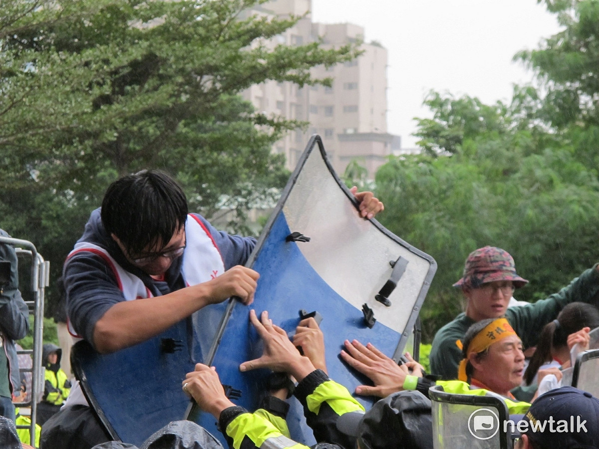 大觀事件自救會22日在民進黨部前與警方爆發激烈衝突。 圖：林朝億/攝