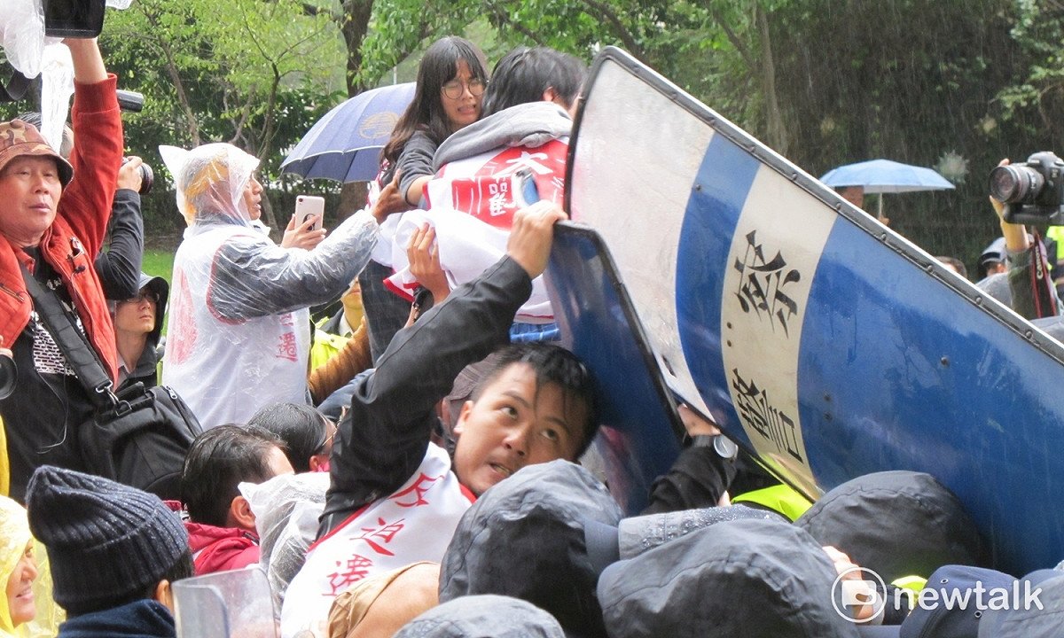 大觀事件自救會22日在民進黨部前與警方爆發激烈衝突。 圖：林朝億/攝