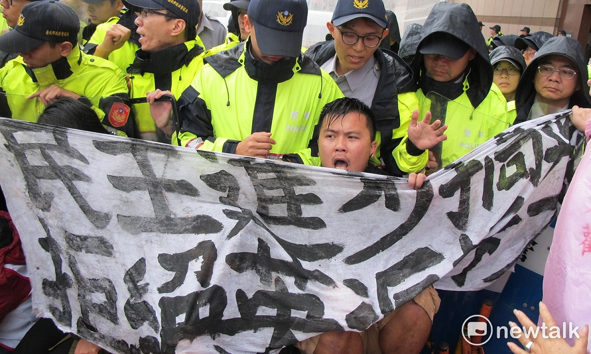 大觀事件自救會22日在民進黨部前與警方爆發激烈衝突。 圖：林朝億/攝