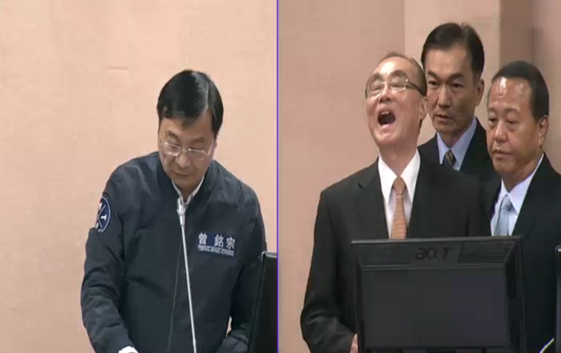 立法院外交國防委員會今（22）日針對獵雷艦案進行專案報告，曾銘宗在質詢時質疑國防部，將整個獵雷艦案的過錯都推給慶富，激烈語氣讓馮世寬大感不滿的說，「我是國防部長，不是國防班長」請你語氣溫和點。曾銘宗隨後大罵，我當金管會主委、財政部政次時你還不知道在哪裡，馮世寬竟然大笑「哈哈哈！」 圖：翻攝IVOD