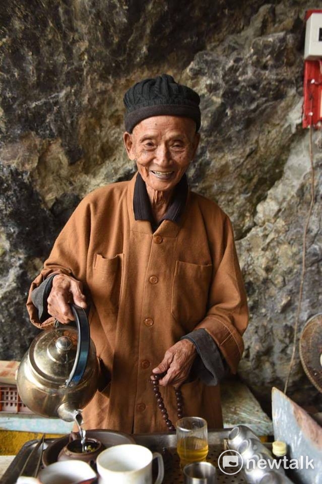 釋玄化師父在潮音洞修行五、六十年，文資團體認為，但官方主導下，污名化寺廟， 應重新審視寺廟與遺址關係。 圖:八仙洞多元文化共存聯盟／提供