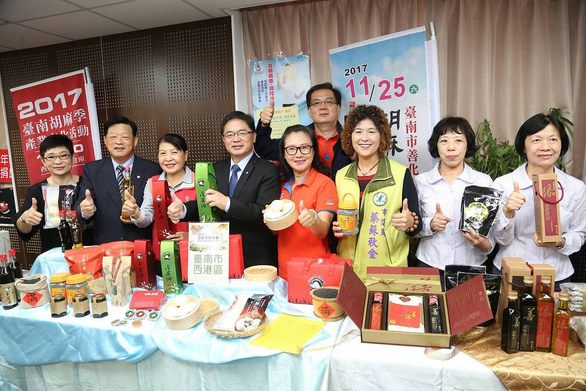 主辦單位代表攜手展示各項胡麻產品，宣傳2017台南胡麻季農業產業文化活動，並大啖香噴噴的麻油雞。 圖 : 黃博郎/攝
